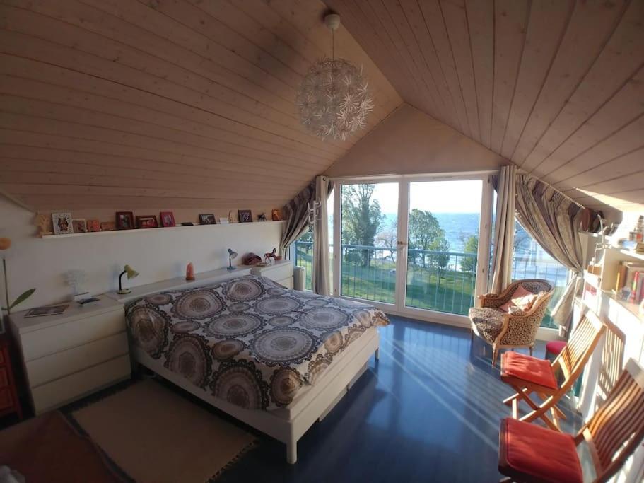 Lakefront. Appartement Pieds Dans L'Eau. View And Direct Access To The Lake. Anthy-sur-Leman Luaran gambar